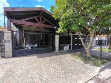 IMPORTANTE CHALET EN HURLINGHAM CON GRAN PILETA