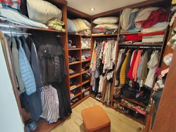 IMPORTANTE CHALET EN HURLINGHAM CON GRAN PILETA