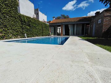 IMPORTANTE CHALET EN HURLINGHAM CON GRAN PILETA