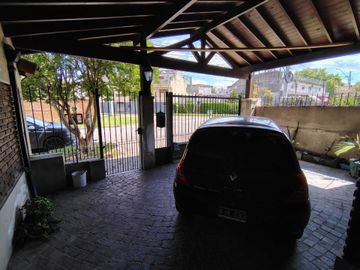 IMPORTANTE CHALET EN HURLINGHAM CON GRAN PILETA