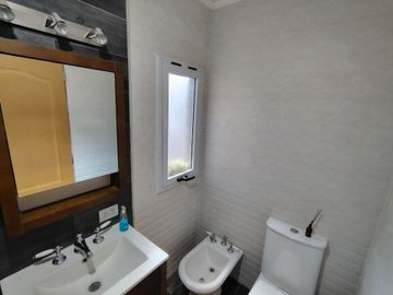 IMPORTANTE CHALET EN HURLINGHAM CON GRAN PILETA