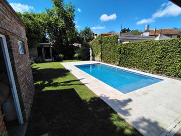 IMPORTANTE CHALET EN HURLINGHAM CON GRAN PILETA