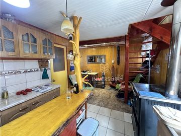 CASA DE ESQUINA CON CABAÑA SECTOR GUACAMAYO