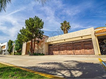 CASA EN RENTA PRIVADA VERGEL SOBRE AVENIDA CHAPULTEPEC FRENTE AL PARQUE TANGAMANGA