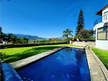 CASA EN VENTA,  VALLE DE BRAVO.
