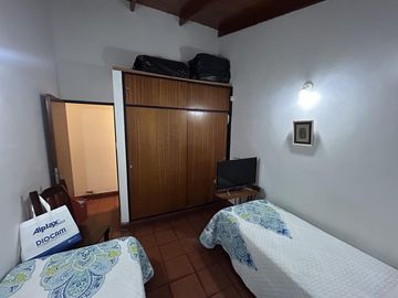 CASA A LA VENTA EN FUNES 3 DORMITORIOS AMPLIO PATIO Y PISCINA