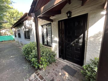 CASA A LA VENTA EN FUNES 3 DORMITORIOS AMPLIO PATIO Y PISCINA