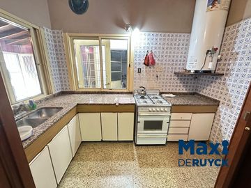 Chalet de 4 ambientes con 2 baños, apta crédito