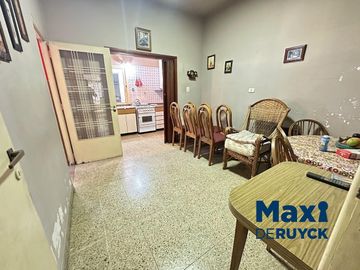 Chalet de 4 ambientes con 2 baños, apta crédito