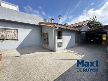 Chalet de 4 ambientes con 2 baños, apta crédito