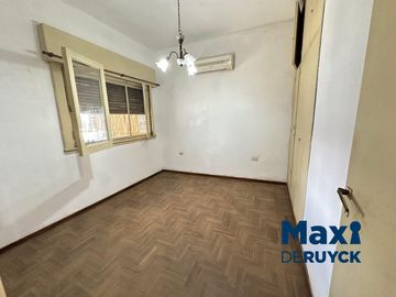 Chalet de 4 ambientes con 2 baños, apta crédito