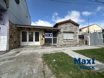 Chalet de 4 ambientes con 2 baños, apta crédito