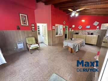 Chalet de 4 ambientes con 2 baños, apta crédito