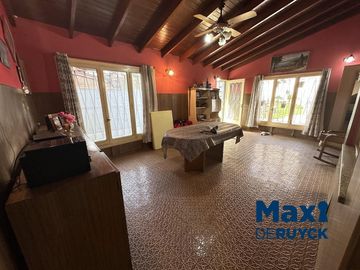 Chalet de 4 ambientes con 2 baños, apta crédito