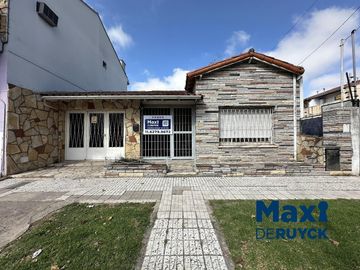 Chalet de 4 ambientes con 2 baños, apta crédito