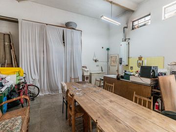 Casa y departamento en el mismo lote en venta con depósito y cochera