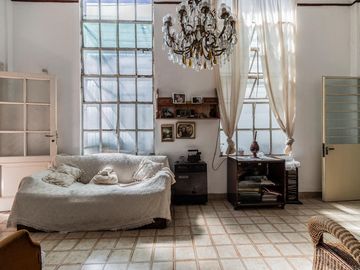 Casa y departamento en el mismo lote en venta con depósito y cochera