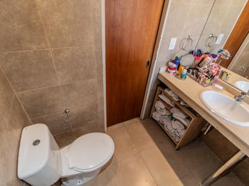 Casa y departamento en el mismo lote en venta con depósito y cochera