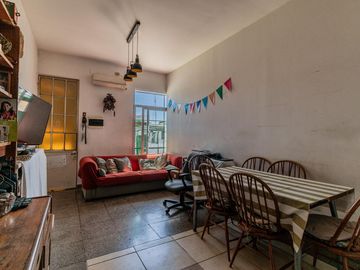 Casa y departamento en el mismo lote en venta con depósito y cochera