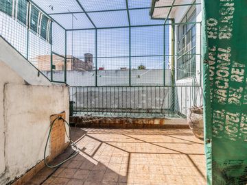 Casa y departamento en el mismo lote en venta con depósito y cochera