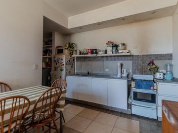 Casa y departamento en el mismo lote en venta con depósito y cochera