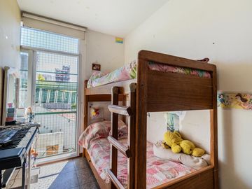 Casa y departamento en el mismo lote en venta con depósito y cochera