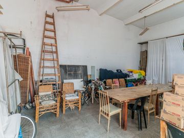Casa y departamento en el mismo lote en venta con depósito y cochera