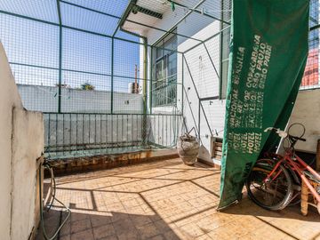 Casa y departamento en el mismo lote en venta con depósito y cochera