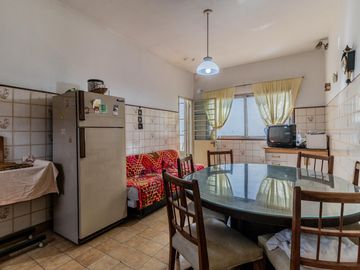 Casa y departamento en el mismo lote en venta con depósito y cochera