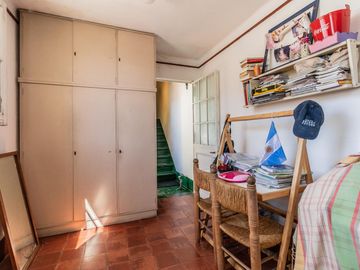 Casa y departamento en el mismo lote en venta con depósito y cochera