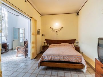 Casa y departamento en el mismo lote en venta con depósito y cochera