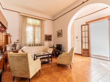 Casa y departamento en el mismo lote en venta con depósito y cochera
