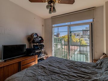 Casa y departamento en el mismo lote en venta con depósito y cochera