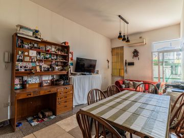 Casa y departamento en el mismo lote en venta con depósito y cochera