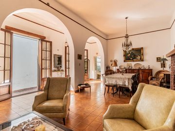 Casa y departamento en el mismo lote en venta con depósito y cochera