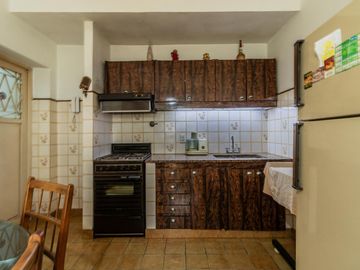 Casa y departamento en el mismo lote en venta con depósito y cochera