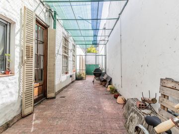 Casa y departamento en el mismo lote en venta con depósito y cochera