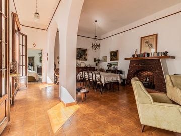 Casa y departamento en el mismo lote en venta con depósito y cochera