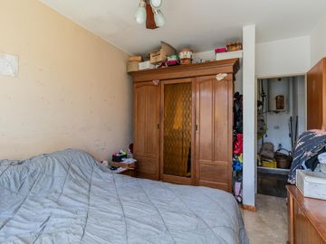 Casa y departamento en el mismo lote en venta con depósito y cochera
