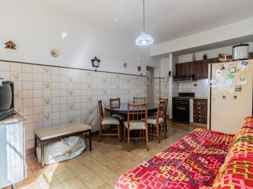 Casa y departamento en el mismo lote en venta con depósito y cochera
