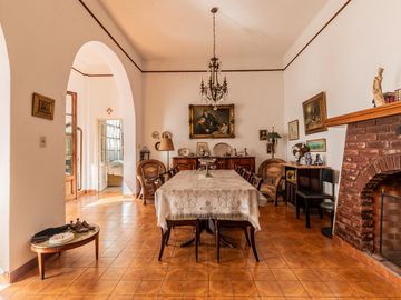 Casa y departamento en el mismo lote en venta con depósito y cochera
