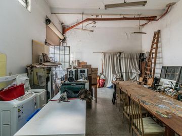 Casa y departamento en el mismo lote en venta con depósito y cochera