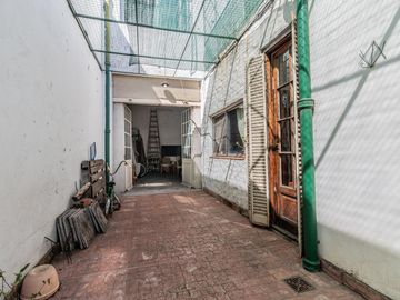 Casa y departamento en el mismo lote en venta con depósito y cochera