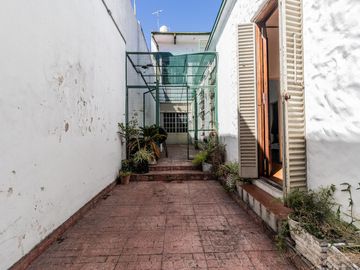 Casa y departamento en el mismo lote en venta con depósito y cochera