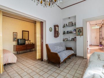 Casa y departamento en el mismo lote en venta con depósito y cochera