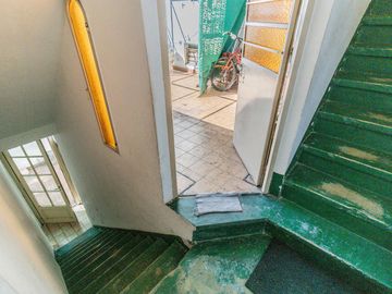 Casa y departamento en el mismo lote en venta con depósito y cochera