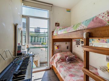 Casa y departamento en el mismo lote en venta con depósito y cochera