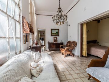 Casa y departamento en el mismo lote en venta con depósito y cochera
