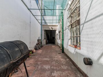 Casa y departamento en el mismo lote en venta con depósito y cochera