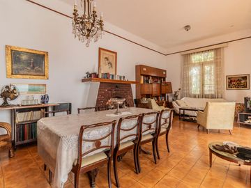 Casa y departamento en el mismo lote en venta con depósito y cochera